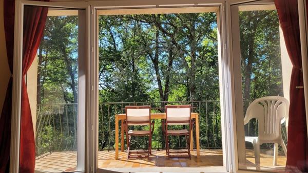 Entre Plazac et Rouffignac ! Maison au coeur de la forêt. 2 chambres. Possibilité 3 ch. Sous-sol. Terrain boisé: 12642 m2