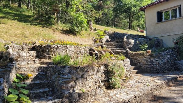 Entre Plazac et Rouffignac ! Maison au coeur de la forêt. 2 chambres. Possibilité 3 ch. Sous-sol. Terrain boisé: 12642 m2