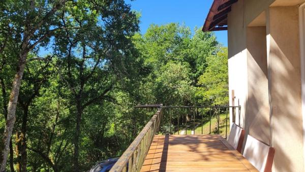 Entre Plazac et Rouffignac ! Maison au coeur de la forêt. 2 chambres. Possibilité 3 ch. Sous-sol. Terrain boisé: 12642 m2