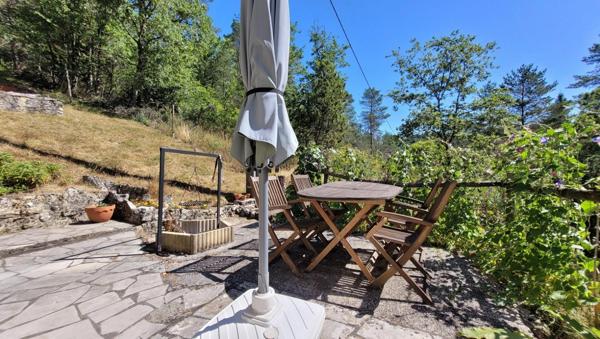 Entre Plazac et Rouffignac ! Maison au coeur de la forêt. 2 chambres. Possibilité 3 ch. Sous-sol. Terrain boisé: 12642 m2