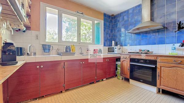 Entre Plazac et Rouffignac ! Maison au coeur de la forêt. 2 chambres. Possibilité 3 ch. Sous-sol. Terrain boisé: 12642 m2