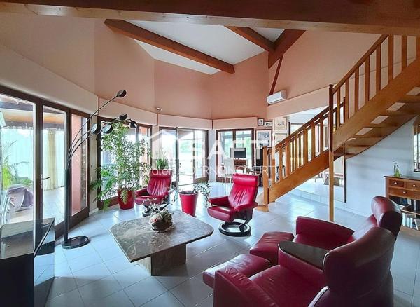 Maison d'architecte proche des axes routiers