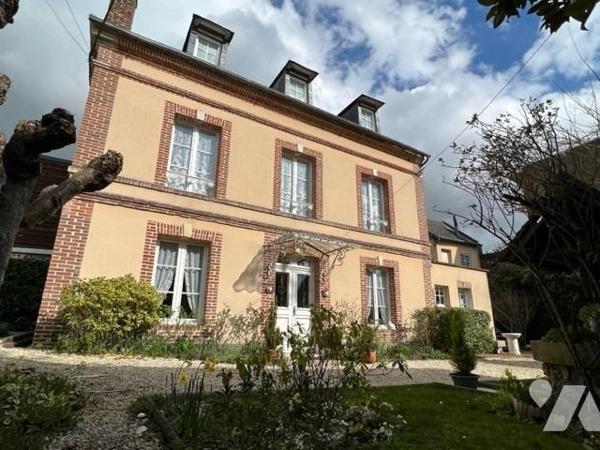 ORBEC RARE A LA VENTE JOLIE MAISON DE CENTRE VILLE AVEC JARDIN ET COMMERCES A PIED