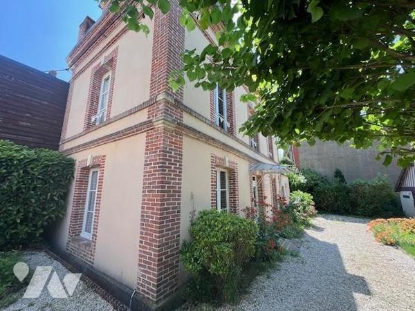 ORBEC RARE A LA VENTE JOLIE MAISON DE CENTRE VILLE AVEC JARDIN ET COMMERCES A PIED