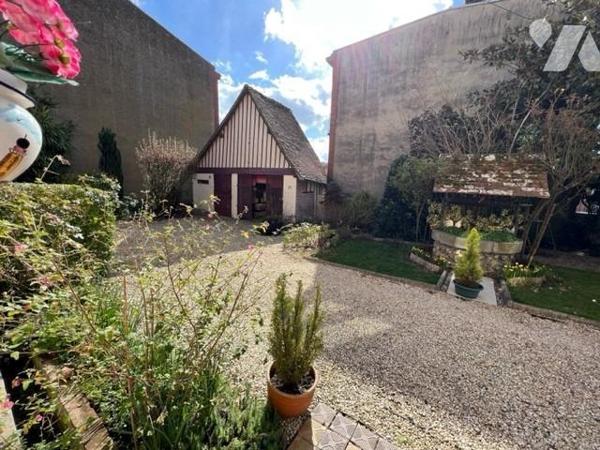ORBEC RARE A LA VENTE JOLIE MAISON DE CENTRE VILLE AVEC JARDIN ET COMMERCES A PIED