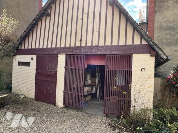 ORBEC RARE A LA VENTE JOLIE MAISON DE CENTRE VILLE AVEC JARDIN ET COMMERCES A PIED