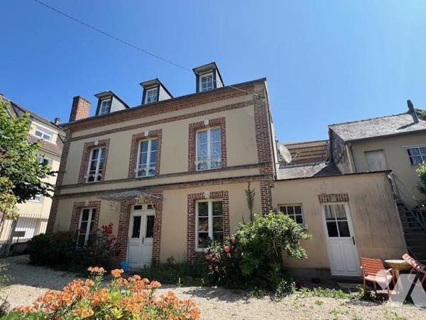 ORBEC RARE A LA VENTE JOLIE MAISON DE CENTRE VILLE AVEC JARDIN ET COMMERCES A PIED