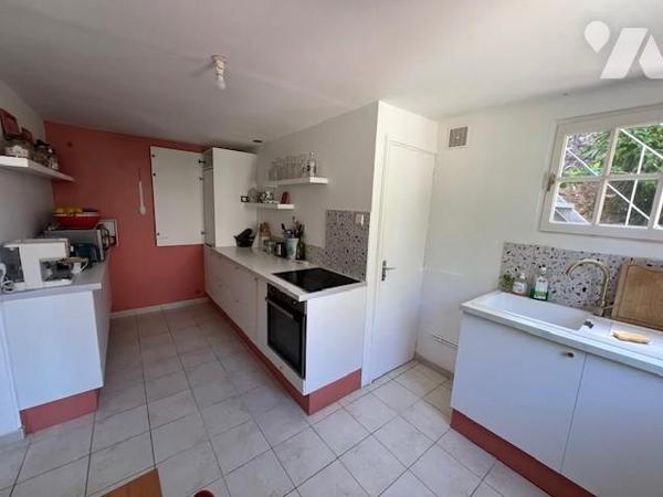 ORBEC RARE A LA VENTE JOLIE MAISON DE CENTRE VILLE AVEC JARDIN ET COMMERCES A PIED