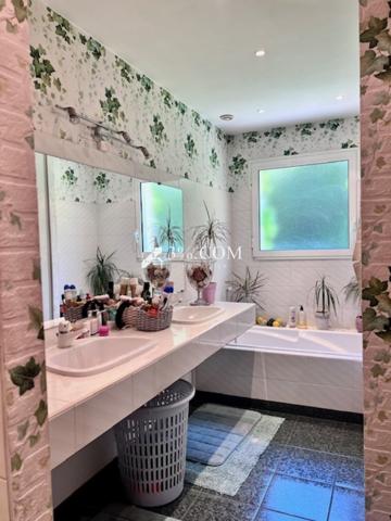 Propriete 8 pièce(s) 6 chambre(s) 235 m²