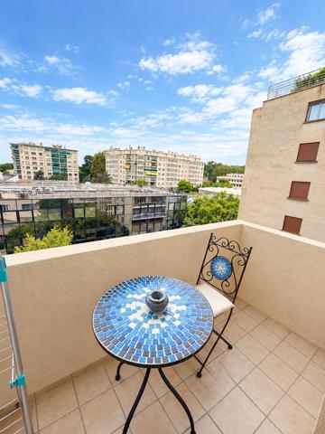 Magnifique T3 meublé de 50 m² avec 2 BALCONS – 5ème étage avec ascenseur – Résidence sécurisée – Marseille PRA