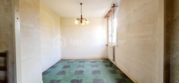 Maison de 73 m² – 2 chambres – Sous-sol complet – Terrain 310 m²

À Seurre (21250), dans un quartier calme et résidentiel, découvrez cette maison individuelle mitoyenne uniquement par le garage.

Elle se compose d'une entrée, d'un séjour, d'une cuisine indépendante, de 2 chambres avec placards, d'une salle de bains et WC indépendant.

Le sous-sol complet constitue un véritable atout : chaufferie et espaces permettant de bénéficier de nombreux rangements.

Côté prestations, la maison dispose notamment de double vitrage, d'une isolation extérieure des murs, d'une isolation des combles, d'un adoucisseur d'eau et d'un chauffage central au gaz de ville.
 Elle est raccordée au réseau collectif d'assainissement.

Les + :
✔ 3 pièces / 2 chambres
✔ Sous-sol complet
✔ Garage
✔ Terrain de 306 m²
✔ Quartier calme
✔ Isolation extérieure des murs
✔ Double vitrage
✔ Assainissement collectif
✔ DPE : E / GES : E

Des questions ?? Une visite ?? Contactez-moi