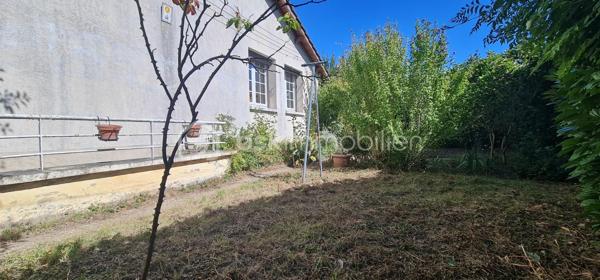 Maison de 73 m² – 2 chambres – Sous-sol complet – Terrain 310 m²

À Seurre (21250), dans un quartier calme et résidentiel, découvrez cette maison individuelle mitoyenne uniquement par le garage.

Elle se compose d'une entrée, d'un séjour, d'une cuisine indépendante, de 2 chambres avec placards, d'une salle de bains et WC indépendant.

Le sous-sol complet constitue un véritable atout : chaufferie et espaces permettant de bénéficier de nombreux rangements.

Côté prestations, la maison dispose notamment de double vitrage, d'une isolation extérieure des murs, d'une isolation des combles, d'un adoucisseur d'eau et d'un chauffage central au gaz de ville.
 Elle est raccordée au réseau collectif d'assainissement.

Les + :
✔ 3 pièces / 2 chambres
✔ Sous-sol complet
✔ Garage
✔ Terrain de 306 m²
✔ Quartier calme
✔ Isolation extérieure des murs
✔ Double vitrage
✔ Assainissement collectif
✔ DPE : E / GES : E

Des questions ?? Une visite ?? Contactez-moi