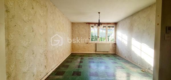 Maison de 73 m² – 2 chambres – Sous-sol complet – Terrain 310 m²

À Seurre (21250), dans un quartier calme et résidentiel, découvrez cette maison individuelle mitoyenne uniquement par le garage.

Elle se compose d'une entrée, d'un séjour, d'une cuisine indépendante, de 2 chambres avec placards, d'une salle de bains et WC indépendant.

Le sous-sol complet constitue un véritable atout : chaufferie et espaces permettant de bénéficier de nombreux rangements.

Côté prestations, la maison dispose notamment de double vitrage, d'une isolation extérieure des murs, d'une isolation des combles, d'un adoucisseur d'eau et d'un chauffage central au gaz de ville.
 Elle est raccordée au réseau collectif d'assainissement.

Les + :
✔ 3 pièces / 2 chambres
✔ Sous-sol complet
✔ Garage
✔ Terrain de 306 m²
✔ Quartier calme
✔ Isolation extérieure des murs
✔ Double vitrage
✔ Assainissement collectif
✔ DPE : E / GES : E

Des questions ?? Une visite ?? Contactez-moi