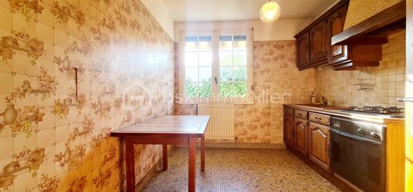 Maison de 73 m² – 2 chambres – Sous-sol complet – Terrain 310 m²

À Seurre (21250), dans un quartier calme et résidentiel, découvrez cette maison individuelle mitoyenne uniquement par le garage.

Elle se compose d'une entrée, d'un séjour, d'une cuisine indépendante, de 2 chambres avec placards, d'une salle de bains et WC indépendant.

Le sous-sol complet constitue un véritable atout : chaufferie et espaces permettant de bénéficier de nombreux rangements.

Côté prestations, la maison dispose notamment de double vitrage, d'une isolation extérieure des murs, d'une isolation des combles, d'un adoucisseur d'eau et d'un chauffage central au gaz de ville.
 Elle est raccordée au réseau collectif d'assainissement.

Les + :
✔ 3 pièces / 2 chambres
✔ Sous-sol complet
✔ Garage
✔ Terrain de 306 m²
✔ Quartier calme
✔ Isolation extérieure des murs
✔ Double vitrage
✔ Assainissement collectif
✔ DPE : E / GES : E

Des questions ?? Une visite ?? Contactez-moi