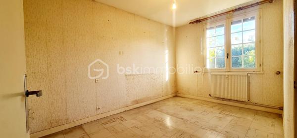 Maison de 73 m² – 2 chambres – Sous-sol complet – Terrain 310 m²

À Seurre (21250), dans un quartier calme et résidentiel, découvrez cette maison individuelle mitoyenne uniquement par le garage.

Elle se compose d'une entrée, d'un séjour, d'une cuisine indépendante, de 2 chambres avec placards, d'une salle de bains et WC indépendant.

Le sous-sol complet constitue un véritable atout : chaufferie et espaces permettant de bénéficier de nombreux rangements.

Côté prestations, la maison dispose notamment de double vitrage, d'une isolation extérieure des murs, d'une isolation des combles, d'un adoucisseur d'eau et d'un chauffage central au gaz de ville.
 Elle est raccordée au réseau collectif d'assainissement.

Les + :
✔ 3 pièces / 2 chambres
✔ Sous-sol complet
✔ Garage
✔ Terrain de 306 m²
✔ Quartier calme
✔ Isolation extérieure des murs
✔ Double vitrage
✔ Assainissement collectif
✔ DPE : E / GES : E

Des questions ?? Une visite ?? Contactez-moi