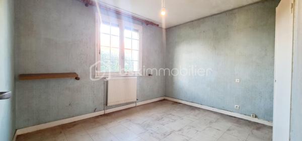 Maison de 73 m² – 2 chambres – Sous-sol complet – Terrain 310 m²

À Seurre (21250), dans un quartier calme et résidentiel, découvrez cette maison individuelle mitoyenne uniquement par le garage.

Elle se compose d'une entrée, d'un séjour, d'une cuisine indépendante, de 2 chambres avec placards, d'une salle de bains et WC indépendant.

Le sous-sol complet constitue un véritable atout : chaufferie et espaces permettant de bénéficier de nombreux rangements.

Côté prestations, la maison dispose notamment de double vitrage, d'une isolation extérieure des murs, d'une isolation des combles, d'un adoucisseur d'eau et d'un chauffage central au gaz de ville.
 Elle est raccordée au réseau collectif d'assainissement.

Les + :
✔ 3 pièces / 2 chambres
✔ Sous-sol complet
✔ Garage
✔ Terrain de 306 m²
✔ Quartier calme
✔ Isolation extérieure des murs
✔ Double vitrage
✔ Assainissement collectif
✔ DPE : E / GES : E

Des questions ?? Une visite ?? Contactez-moi