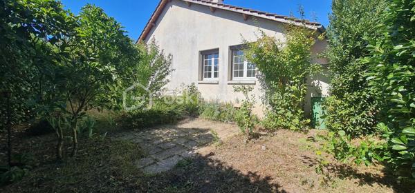 Maison de 73 m² – 2 chambres – Sous-sol complet – Terrain 310 m²

À Seurre (21250), dans un quartier calme et résidentiel, découvrez cette maison individuelle mitoyenne uniquement par le garage.

Elle se compose d'une entrée, d'un séjour, d'une cuisine indépendante, de 2 chambres avec placards, d'une salle de bains et WC indépendant.

Le sous-sol complet constitue un véritable atout : chaufferie et espaces permettant de bénéficier de nombreux rangements.

Côté prestations, la maison dispose notamment de double vitrage, d'une isolation extérieure des murs, d'une isolation des combles, d'un adoucisseur d'eau et d'un chauffage central au gaz de ville.
 Elle est raccordée au réseau collectif d'assainissement.

Les + :
✔ 3 pièces / 2 chambres
✔ Sous-sol complet
✔ Garage
✔ Terrain de 306 m²
✔ Quartier calme
✔ Isolation extérieure des murs
✔ Double vitrage
✔ Assainissement collectif
✔ DPE : E / GES : E

Des questions ?? Une visite ?? Contactez-moi