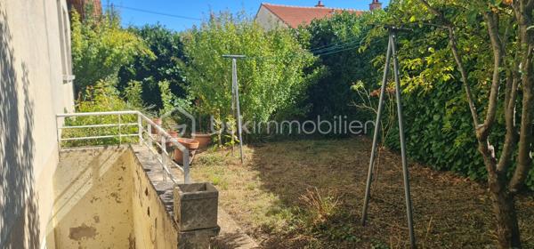 Maison de 73 m² – 2 chambres – Sous-sol complet – Terrain 310 m²

À Seurre (21250), dans un quartier calme et résidentiel, découvrez cette maison individuelle mitoyenne uniquement par le garage.

Elle se compose d'une entrée, d'un séjour, d'une cuisine indépendante, de 2 chambres avec placards, d'une salle de bains et WC indépendant.

Le sous-sol complet constitue un véritable atout : chaufferie et espaces permettant de bénéficier de nombreux rangements.

Côté prestations, la maison dispose notamment de double vitrage, d'une isolation extérieure des murs, d'une isolation des combles, d'un adoucisseur d'eau et d'un chauffage central au gaz de ville.
 Elle est raccordée au réseau collectif d'assainissement.

Les + :
✔ 3 pièces / 2 chambres
✔ Sous-sol complet
✔ Garage
✔ Terrain de 306 m²
✔ Quartier calme
✔ Isolation extérieure des murs
✔ Double vitrage
✔ Assainissement collectif
✔ DPE : E / GES : E

Des questions ?? Une visite ?? Contactez-moi