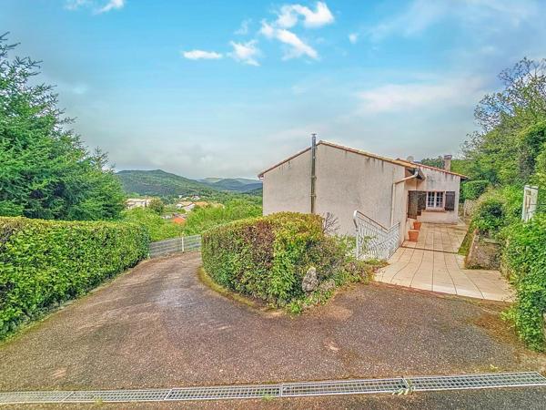 Superbe maison traditionnelle avec garage et piscine sur les hauteurs