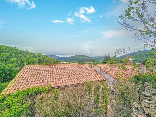 Superbe maison traditionnelle avec garage et piscine sur les hauteurs