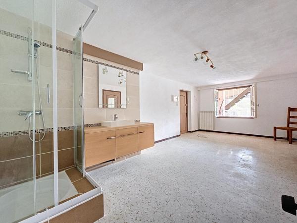 Superbe maison traditionnelle avec garage et piscine sur les hauteurs