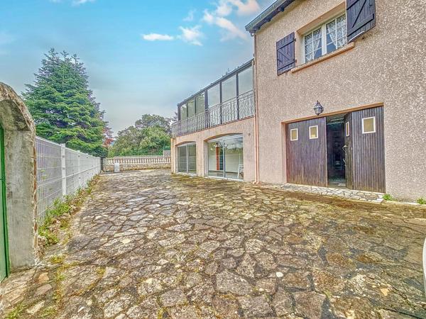 Superbe maison traditionnelle avec garage et piscine sur les hauteurs