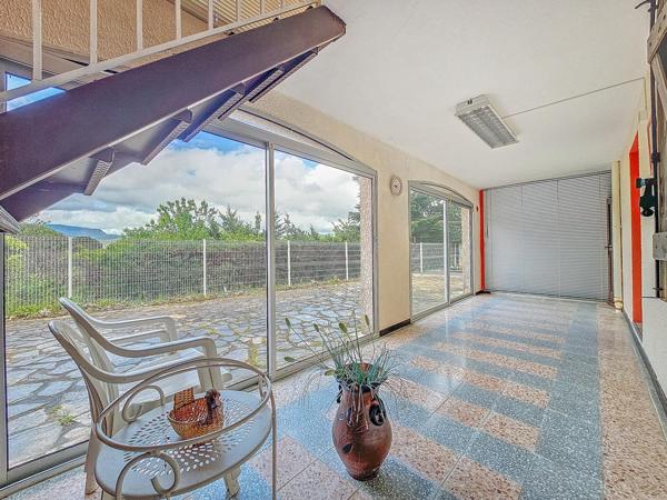 Superbe maison traditionnelle avec garage et piscine sur les hauteurs