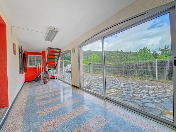 Superbe maison traditionnelle avec garage et piscine sur les hauteurs