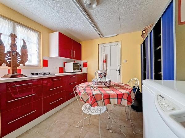 Superbe maison traditionnelle avec garage et piscine sur les hauteurs