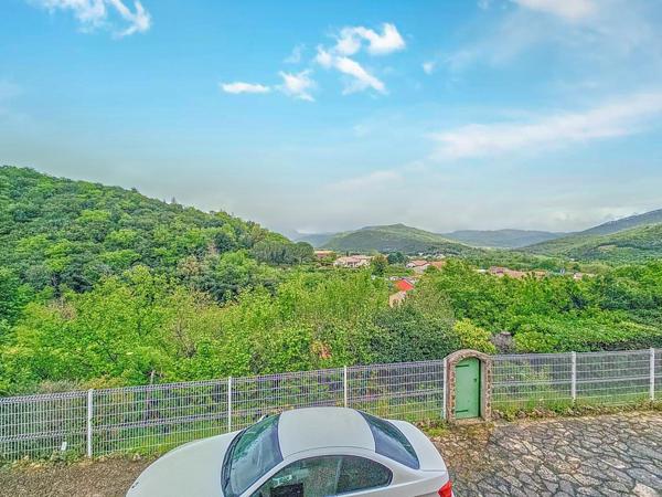 Superbe maison traditionnelle avec garage et piscine sur les hauteurs