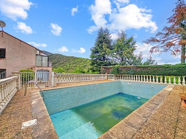 Superbe maison traditionnelle avec garage et piscine sur les hauteurs