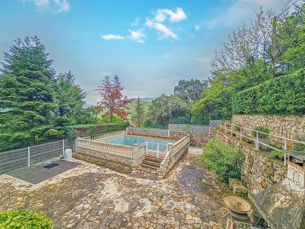 Superbe maison traditionnelle avec garage et piscine sur les hauteurs