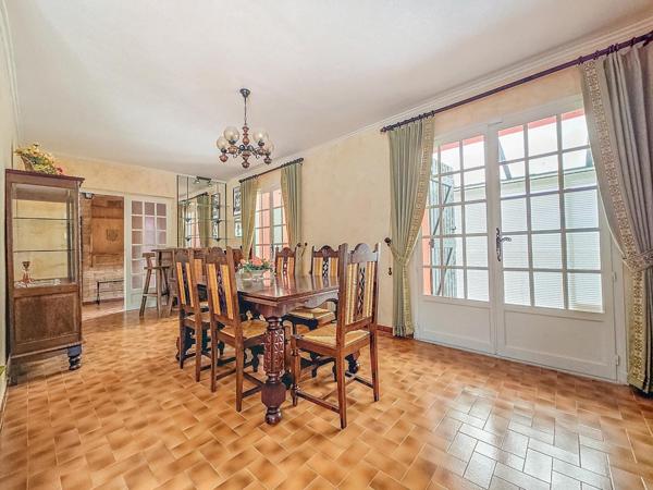 Superbe maison traditionnelle avec garage et piscine sur les hauteurs