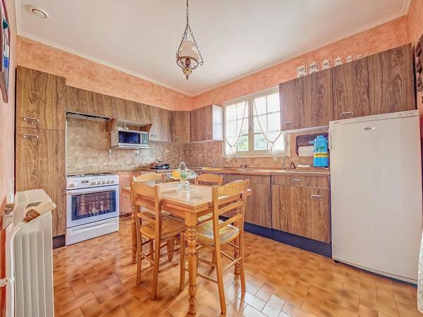 Superbe maison traditionnelle avec garage et piscine sur les hauteurs