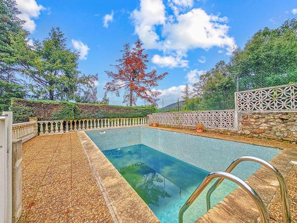 Superbe maison traditionnelle avec garage et piscine sur les hauteurs