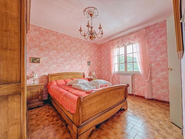 Superbe maison traditionnelle avec garage et piscine sur les hauteurs