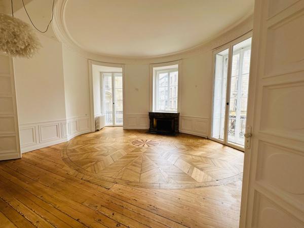 A vendre : Bel Appartement en plein Centre de Bordeaux à 50 m de la Place de la Comédie et du Grand Théatre