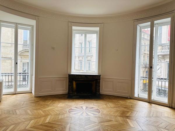 A vendre : Bel Appartement en plein Centre de Bordeaux à 50 m de la Place de la Comédie et du Grand Théatre