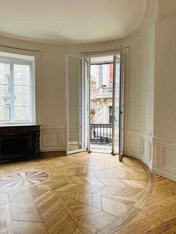 A vendre : Bel Appartement en plein Centre de Bordeaux à 50 m de la Place de la Comédie et du Grand Théatre