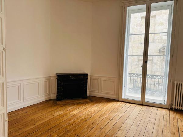 A vendre : Bel Appartement en plein Centre de Bordeaux à 50 m de la Place de la Comédie et du Grand Théatre