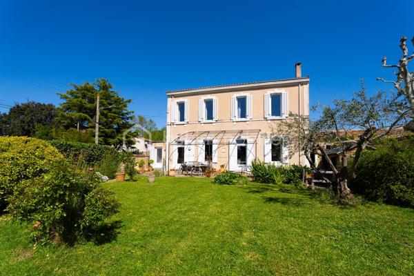 Et si vous vous laissiez séduire par cette maison en pierre pleine de caractère et d'authenticité, idéalement située à proximité du centre- ville de Salon-de-Provence. D'une surface d'environ 145 m²habitable sur un terrain de 550 m²cette demeure offre une vaste pièce de vie lumineuse, sublimée par une belle hauteur sous plafond qui renforce tout son cachet. l'entrée dessert un dressing ainsi qu'un accès à une buanderie et une salle d'eau. Vous découvrez ensuite une cuisine pleine de charme, agrémentée d'une élégante verrière en ferronnerie et d'un piano de cuisson apportant une touche authentique supplémentaire. La pièce de vie, faisant office de salon et salle à manger, est réchauffée par un poêle à bois créant une atmosphère chaleureuse et conviviale.
On accède à l'étage par un magnifique escalier en pierre, où se trouvent quatre chambres avec placards, dont une plus petite idéale pour un bureau, ainsi qu'une salle de bain et un grand dressing.
A l'extérieur, vous profiterez d'une agréable terrasse avec pergola en fer forgé et d'un jardin pouvant accueillir une piscine. Un cabanon complète l'ensemble et permet de ranger outils et équipements.
Enfin, l'accès au stationnement est facilité par un portail automatique.
Une maison au charme unique, alliant authenticité et confort, à découvrir rapidement. Un bien rare à la vente sur le secteur.