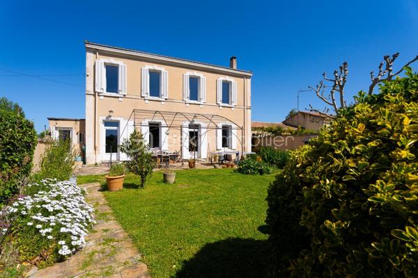 Et si vous vous laissiez séduire par cette maison en pierre pleine de caractère et d'authenticité, idéalement située à proximité du centre- ville de Salon-de-Provence. D'une surface d'environ 145 m²habitable sur un terrain de 550 m²cette demeure offre une vaste pièce de vie lumineuse, sublimée par une belle hauteur sous plafond qui renforce tout son cachet. l'entrée dessert un dressing ainsi qu'un accès à une buanderie et une salle d'eau. Vous découvrez ensuite une cuisine pleine de charme, agrémentée d'une élégante verrière en ferronnerie et d'un piano de cuisson apportant une touche authentique supplémentaire. La pièce de vie, faisant office de salon et salle à manger, est réchauffée par un poêle à bois créant une atmosphère chaleureuse et conviviale.
On accède à l'étage par un magnifique escalier en pierre, où se trouvent quatre chambres avec placards, dont une plus petite idéale pour un bureau, ainsi qu'une salle de bain et un grand dressing.
A l'extérieur, vous profiterez d'une agréable terrasse avec pergola en fer forgé et d'un jardin pouvant accueillir une piscine. Un cabanon complète l'ensemble et permet de ranger outils et équipements.
Enfin, l'accès au stationnement est facilité par un portail automatique.
Une maison au charme unique, alliant authenticité et confort, à découvrir rapidement. Un bien rare à la vente sur le secteur.