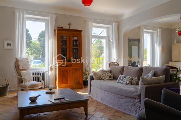 Et si vous vous laissiez séduire par cette maison en pierre pleine de caractère et d'authenticité, idéalement située à proximité du centre- ville de Salon-de-Provence. D'une surface d'environ 145 m²habitable sur un terrain de 550 m²cette demeure offre une vaste pièce de vie lumineuse, sublimée par une belle hauteur sous plafond qui renforce tout son cachet. l'entrée dessert un dressing ainsi qu'un accès à une buanderie et une salle d'eau. Vous découvrez ensuite une cuisine pleine de charme, agrémentée d'une élégante verrière en ferronnerie et d'un piano de cuisson apportant une touche authentique supplémentaire. La pièce de vie, faisant office de salon et salle à manger, est réchauffée par un poêle à bois créant une atmosphère chaleureuse et conviviale.
On accède à l'étage par un magnifique escalier en pierre, où se trouvent quatre chambres avec placards, dont une plus petite idéale pour un bureau, ainsi qu'une salle de bain et un grand dressing.
A l'extérieur, vous profiterez d'une agréable terrasse avec pergola en fer forgé et d'un jardin pouvant accueillir une piscine. Un cabanon complète l'ensemble et permet de ranger outils et équipements.
Enfin, l'accès au stationnement est facilité par un portail automatique.
Une maison au charme unique, alliant authenticité et confort, à découvrir rapidement. Un bien rare à la vente sur le secteur.