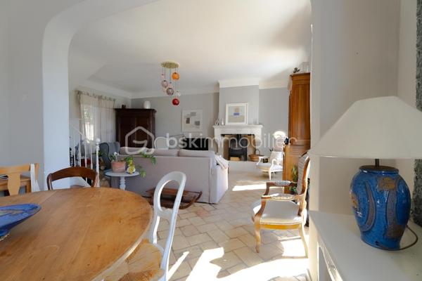 Et si vous vous laissiez séduire par cette maison en pierre pleine de caractère et d'authenticité, idéalement située à proximité du centre- ville de Salon-de-Provence. D'une surface d'environ 145 m²habitable sur un terrain de 550 m²cette demeure offre une vaste pièce de vie lumineuse, sublimée par une belle hauteur sous plafond qui renforce tout son cachet. l'entrée dessert un dressing ainsi qu'un accès à une buanderie et une salle d'eau. Vous découvrez ensuite une cuisine pleine de charme, agrémentée d'une élégante verrière en ferronnerie et d'un piano de cuisson apportant une touche authentique supplémentaire. La pièce de vie, faisant office de salon et salle à manger, est réchauffée par un poêle à bois créant une atmosphère chaleureuse et conviviale.
On accède à l'étage par un magnifique escalier en pierre, où se trouvent quatre chambres avec placards, dont une plus petite idéale pour un bureau, ainsi qu'une salle de bain et un grand dressing.
A l'extérieur, vous profiterez d'une agréable terrasse avec pergola en fer forgé et d'un jardin pouvant accueillir une piscine. Un cabanon complète l'ensemble et permet de ranger outils et équipements.
Enfin, l'accès au stationnement est facilité par un portail automatique.
Une maison au charme unique, alliant authenticité et confort, à découvrir rapidement. Un bien rare à la vente sur le secteur.