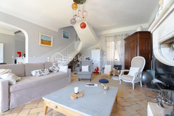 Et si vous vous laissiez séduire par cette maison en pierre pleine de caractère et d'authenticité, idéalement située à proximité du centre- ville de Salon-de-Provence. D'une surface d'environ 145 m²habitable sur un terrain de 550 m²cette demeure offre une vaste pièce de vie lumineuse, sublimée par une belle hauteur sous plafond qui renforce tout son cachet. l'entrée dessert un dressing ainsi qu'un accès à une buanderie et une salle d'eau. Vous découvrez ensuite une cuisine pleine de charme, agrémentée d'une élégante verrière en ferronnerie et d'un piano de cuisson apportant une touche authentique supplémentaire. La pièce de vie, faisant office de salon et salle à manger, est réchauffée par un poêle à bois créant une atmosphère chaleureuse et conviviale.
On accède à l'étage par un magnifique escalier en pierre, où se trouvent quatre chambres avec placards, dont une plus petite idéale pour un bureau, ainsi qu'une salle de bain et un grand dressing.
A l'extérieur, vous profiterez d'une agréable terrasse avec pergola en fer forgé et d'un jardin pouvant accueillir une piscine. Un cabanon complète l'ensemble et permet de ranger outils et équipements.
Enfin, l'accès au stationnement est facilité par un portail automatique.
Une maison au charme unique, alliant authenticité et confort, à découvrir rapidement. Un bien rare à la vente sur le secteur.