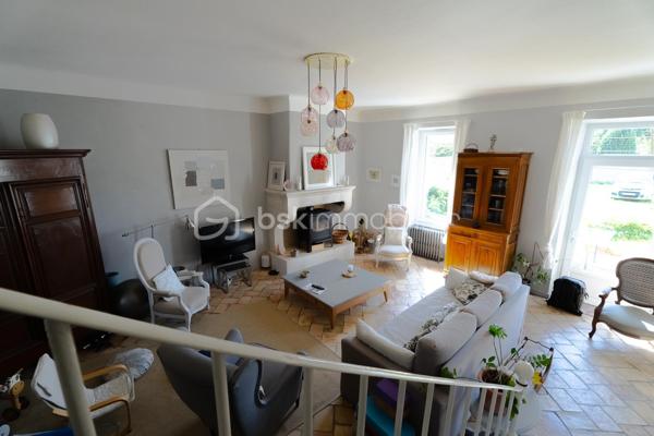 Et si vous vous laissiez séduire par cette maison en pierre pleine de caractère et d'authenticité, idéalement située à proximité du centre- ville de Salon-de-Provence. D'une surface d'environ 145 m²habitable sur un terrain de 550 m²cette demeure offre une vaste pièce de vie lumineuse, sublimée par une belle hauteur sous plafond qui renforce tout son cachet. l'entrée dessert un dressing ainsi qu'un accès à une buanderie et une salle d'eau. Vous découvrez ensuite une cuisine pleine de charme, agrémentée d'une élégante verrière en ferronnerie et d'un piano de cuisson apportant une touche authentique supplémentaire. La pièce de vie, faisant office de salon et salle à manger, est réchauffée par un poêle à bois créant une atmosphère chaleureuse et conviviale.
On accède à l'étage par un magnifique escalier en pierre, où se trouvent quatre chambres avec placards, dont une plus petite idéale pour un bureau, ainsi qu'une salle de bain et un grand dressing.
A l'extérieur, vous profiterez d'une agréable terrasse avec pergola en fer forgé et d'un jardin pouvant accueillir une piscine. Un cabanon complète l'ensemble et permet de ranger outils et équipements.
Enfin, l'accès au stationnement est facilité par un portail automatique.
Une maison au charme unique, alliant authenticité et confort, à découvrir rapidement. Un bien rare à la vente sur le secteur.