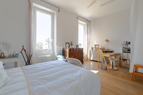 Et si vous vous laissiez séduire par cette maison en pierre pleine de caractère et d'authenticité, idéalement située à proximité du centre- ville de Salon-de-Provence. D'une surface d'environ 145 m²habitable sur un terrain de 550 m²cette demeure offre une vaste pièce de vie lumineuse, sublimée par une belle hauteur sous plafond qui renforce tout son cachet. l'entrée dessert un dressing ainsi qu'un accès à une buanderie et une salle d'eau. Vous découvrez ensuite une cuisine pleine de charme, agrémentée d'une élégante verrière en ferronnerie et d'un piano de cuisson apportant une touche authentique supplémentaire. La pièce de vie, faisant office de salon et salle à manger, est réchauffée par un poêle à bois créant une atmosphère chaleureuse et conviviale.
On accède à l'étage par un magnifique escalier en pierre, où se trouvent quatre chambres avec placards, dont une plus petite idéale pour un bureau, ainsi qu'une salle de bain et un grand dressing.
A l'extérieur, vous profiterez d'une agréable terrasse avec pergola en fer forgé et d'un jardin pouvant accueillir une piscine. Un cabanon complète l'ensemble et permet de ranger outils et équipements.
Enfin, l'accès au stationnement est facilité par un portail automatique.
Une maison au charme unique, alliant authenticité et confort, à découvrir rapidement. Un bien rare à la vente sur le secteur.