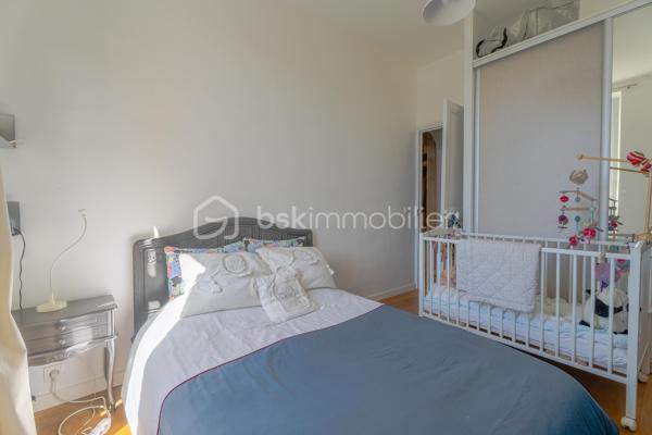 Et si vous vous laissiez séduire par cette maison en pierre pleine de caractère et d'authenticité, idéalement située à proximité du centre- ville de Salon-de-Provence. D'une surface d'environ 145 m²habitable sur un terrain de 550 m²cette demeure offre une vaste pièce de vie lumineuse, sublimée par une belle hauteur sous plafond qui renforce tout son cachet. l'entrée dessert un dressing ainsi qu'un accès à une buanderie et une salle d'eau. Vous découvrez ensuite une cuisine pleine de charme, agrémentée d'une élégante verrière en ferronnerie et d'un piano de cuisson apportant une touche authentique supplémentaire. La pièce de vie, faisant office de salon et salle à manger, est réchauffée par un poêle à bois créant une atmosphère chaleureuse et conviviale.
On accède à l'étage par un magnifique escalier en pierre, où se trouvent quatre chambres avec placards, dont une plus petite idéale pour un bureau, ainsi qu'une salle de bain et un grand dressing.
A l'extérieur, vous profiterez d'une agréable terrasse avec pergola en fer forgé et d'un jardin pouvant accueillir une piscine. Un cabanon complète l'ensemble et permet de ranger outils et équipements.
Enfin, l'accès au stationnement est facilité par un portail automatique.
Une maison au charme unique, alliant authenticité et confort, à découvrir rapidement. Un bien rare à la vente sur le secteur.