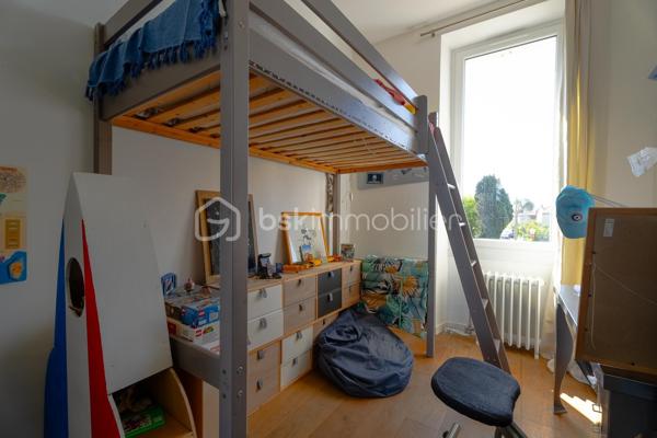 Et si vous vous laissiez séduire par cette maison en pierre pleine de caractère et d'authenticité, idéalement située à proximité du centre- ville de Salon-de-Provence. D'une surface d'environ 145 m²habitable sur un terrain de 550 m²cette demeure offre une vaste pièce de vie lumineuse, sublimée par une belle hauteur sous plafond qui renforce tout son cachet. l'entrée dessert un dressing ainsi qu'un accès à une buanderie et une salle d'eau. Vous découvrez ensuite une cuisine pleine de charme, agrémentée d'une élégante verrière en ferronnerie et d'un piano de cuisson apportant une touche authentique supplémentaire. La pièce de vie, faisant office de salon et salle à manger, est réchauffée par un poêle à bois créant une atmosphère chaleureuse et conviviale.
On accède à l'étage par un magnifique escalier en pierre, où se trouvent quatre chambres avec placards, dont une plus petite idéale pour un bureau, ainsi qu'une salle de bain et un grand dressing.
A l'extérieur, vous profiterez d'une agréable terrasse avec pergola en fer forgé et d'un jardin pouvant accueillir une piscine. Un cabanon complète l'ensemble et permet de ranger outils et équipements.
Enfin, l'accès au stationnement est facilité par un portail automatique.
Une maison au charme unique, alliant authenticité et confort, à découvrir rapidement. Un bien rare à la vente sur le secteur.