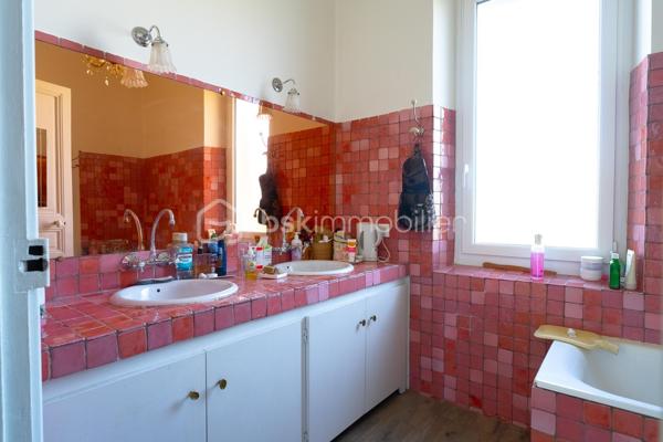Et si vous vous laissiez séduire par cette maison en pierre pleine de caractère et d'authenticité, idéalement située à proximité du centre- ville de Salon-de-Provence. D'une surface d'environ 145 m²habitable sur un terrain de 550 m²cette demeure offre une vaste pièce de vie lumineuse, sublimée par une belle hauteur sous plafond qui renforce tout son cachet. l'entrée dessert un dressing ainsi qu'un accès à une buanderie et une salle d'eau. Vous découvrez ensuite une cuisine pleine de charme, agrémentée d'une élégante verrière en ferronnerie et d'un piano de cuisson apportant une touche authentique supplémentaire. La pièce de vie, faisant office de salon et salle à manger, est réchauffée par un poêle à bois créant une atmosphère chaleureuse et conviviale.
On accède à l'étage par un magnifique escalier en pierre, où se trouvent quatre chambres avec placards, dont une plus petite idéale pour un bureau, ainsi qu'une salle de bain et un grand dressing.
A l'extérieur, vous profiterez d'une agréable terrasse avec pergola en fer forgé et d'un jardin pouvant accueillir une piscine. Un cabanon complète l'ensemble et permet de ranger outils et équipements.
Enfin, l'accès au stationnement est facilité par un portail automatique.
Une maison au charme unique, alliant authenticité et confort, à découvrir rapidement. Un bien rare à la vente sur le secteur.
